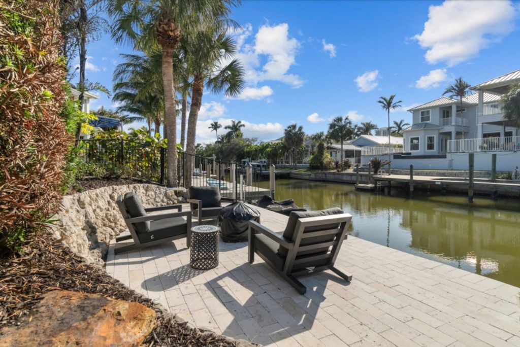 villa for sale on Naples  (34103) - See details